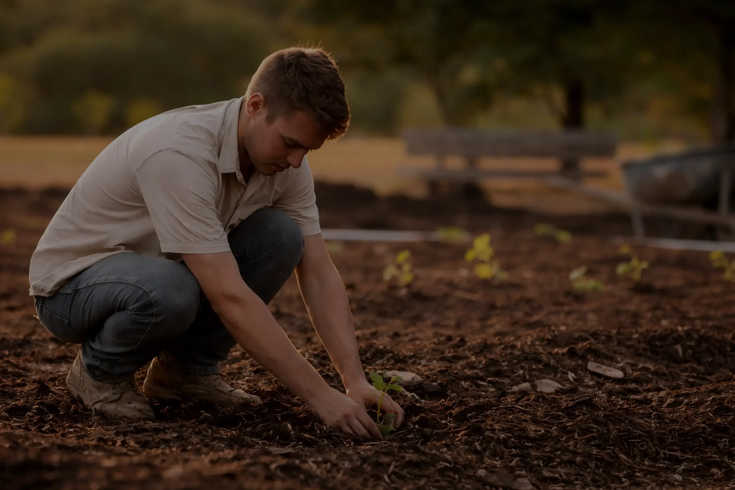 Agricultor utilizando soluciones digitales de Vegga en campo.